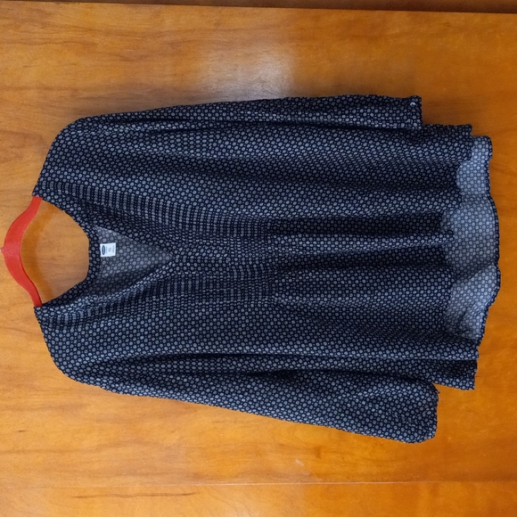 Old Navy Black & White Flower Print V-Neck With Pleated Chest, Ho-Lo Hem - Picture 1 of 10